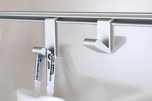 Bande profilée en aluminium pour le logement de divers supports 